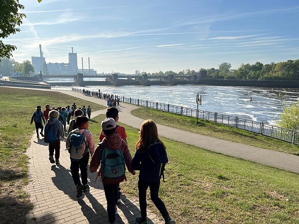 Kinder wandern an der Weser entlang