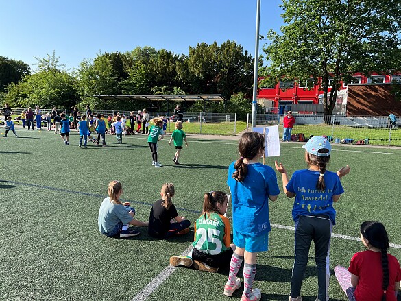 Kinder beim Schul-Fußballturnier