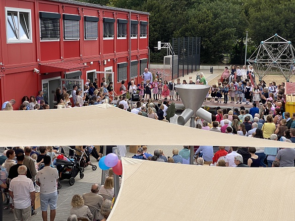Ein Schulhof voller Leute bei der Einschulungsfeier