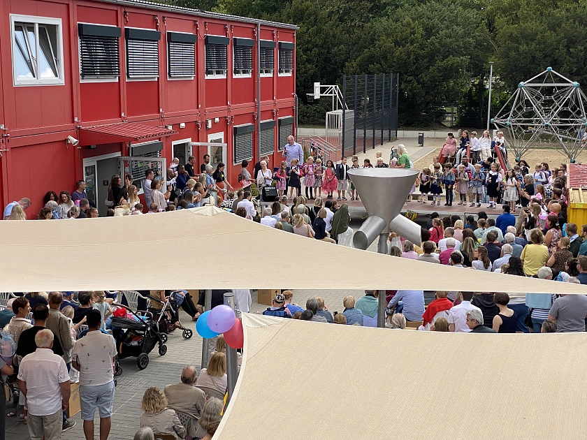 Ein Schulhof voller Leute bei der Einschulungsfeier