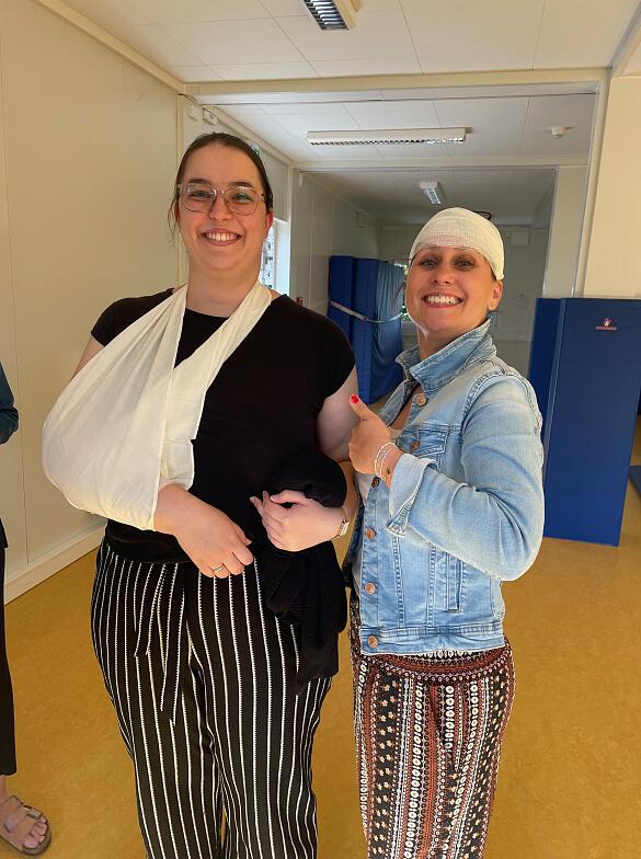 Frisch verbundene Lehrerinnen bei der Erste-Hilfe-Schulung