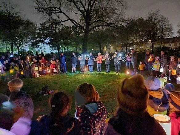Im Fackelschein werden gemeinsam Laternenlieder gesungen