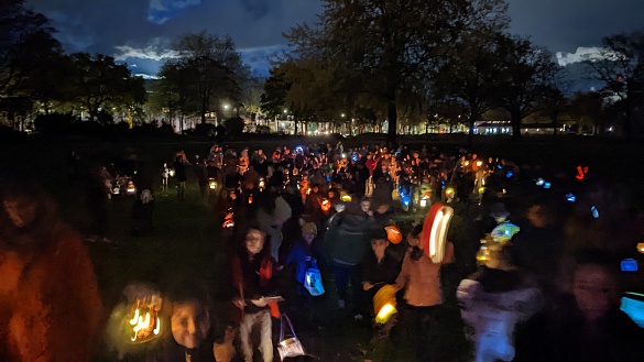 Kinder beim Laternelaufen im Park am Weserwehr