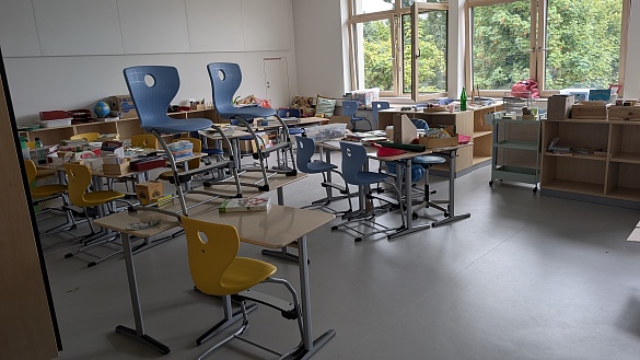 Foto eines Klassenraumes, der noch nicht eingeräumt ist