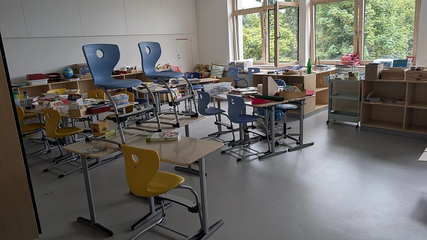 Foto eines Klassenraumes, der noch nicht eingeräumt ist