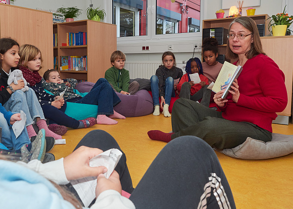 Senatorin liest an der Schule am Alten Postweg vor.