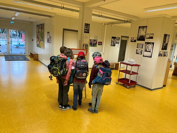Unsere Schülerinnen und Schüler lesen gemeinsam morgens ein Buch im Foyer