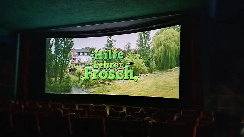 Die Kinder der Schule am Alten Postweg im Kino beim Schauen des Films